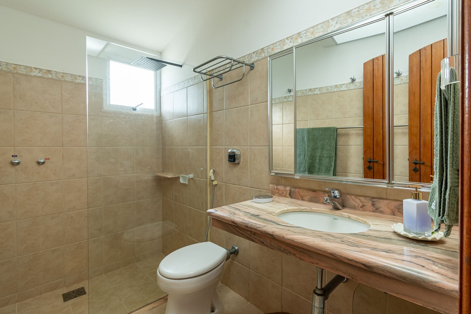 Un baño con ducha, inodoro y lavabo.