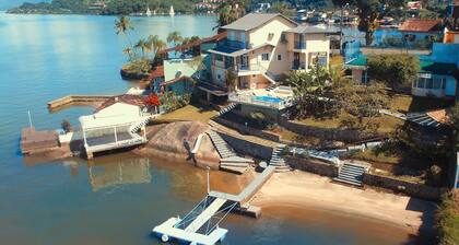 MagnĂfica casa com praia particular em Angra