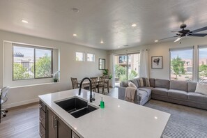 Private kitchen - Poolside Palisades (St. George)