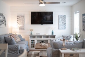Una Smart TV, una mesa de tenis de mesa, libros