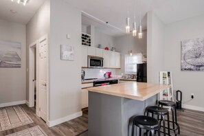 Refrigerador, microondas, parrilla de estufa y lavavajillas 