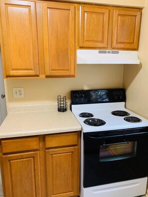 Fridge, microwave, oven, stovetop - Close to Airport and Store (Kenner)