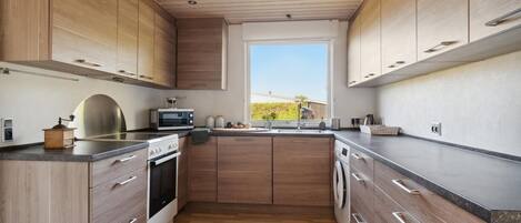 Refrigerador, parrilla de estufa, lavavajillas y cafetera y tetera