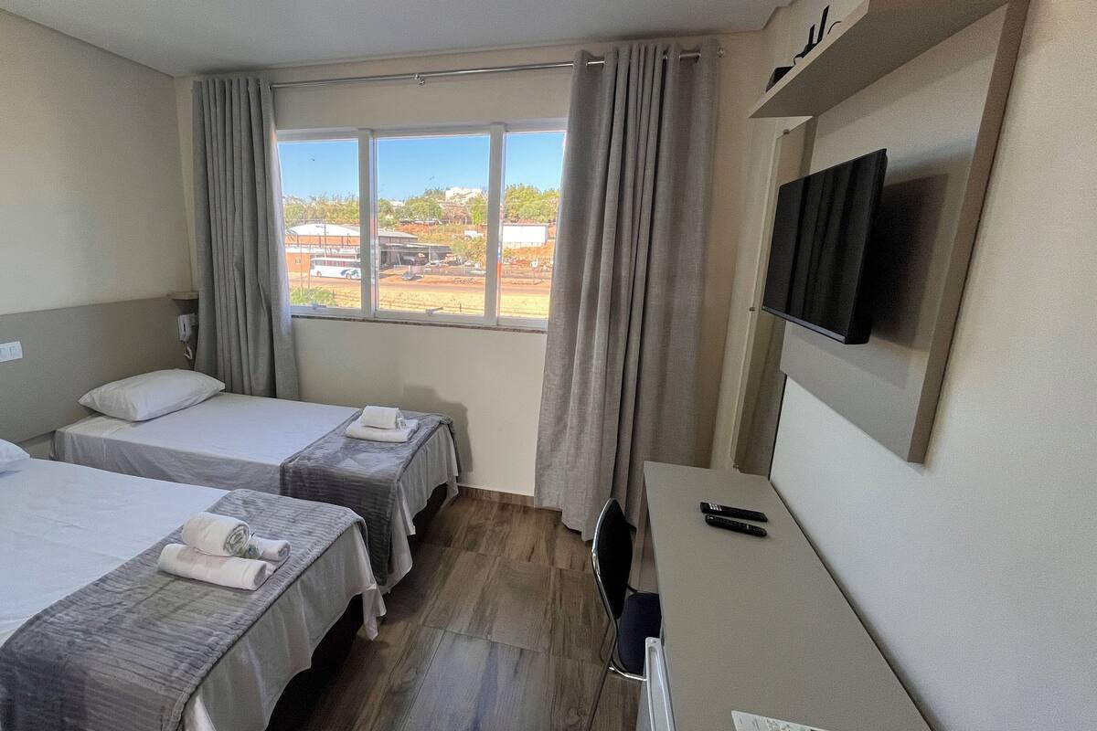 Habitación ejecutiva con 2 camas individuales | Espacio para trabajar con un portátil, wifi gratis, ropa de cama
