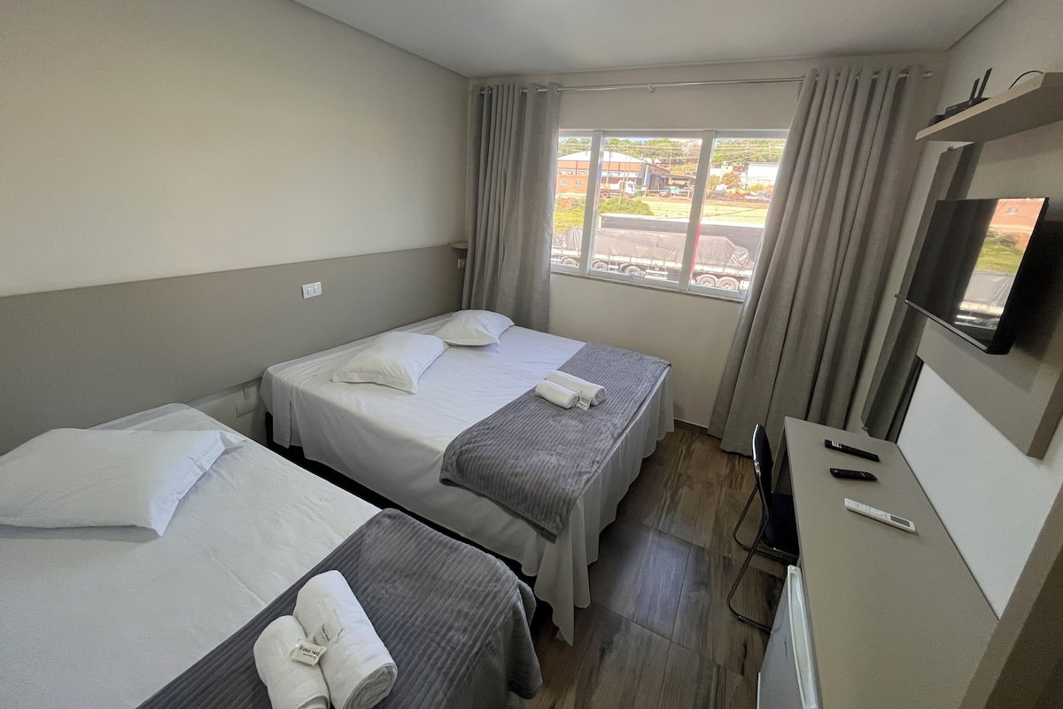 Habitación triple ejecutiva | Espacio para trabajar con un portátil, wifi gratis, ropa de cama