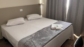 Laptopgeeigneter Arbeitsplatz, kostenloses WLAN, Bettwäsche