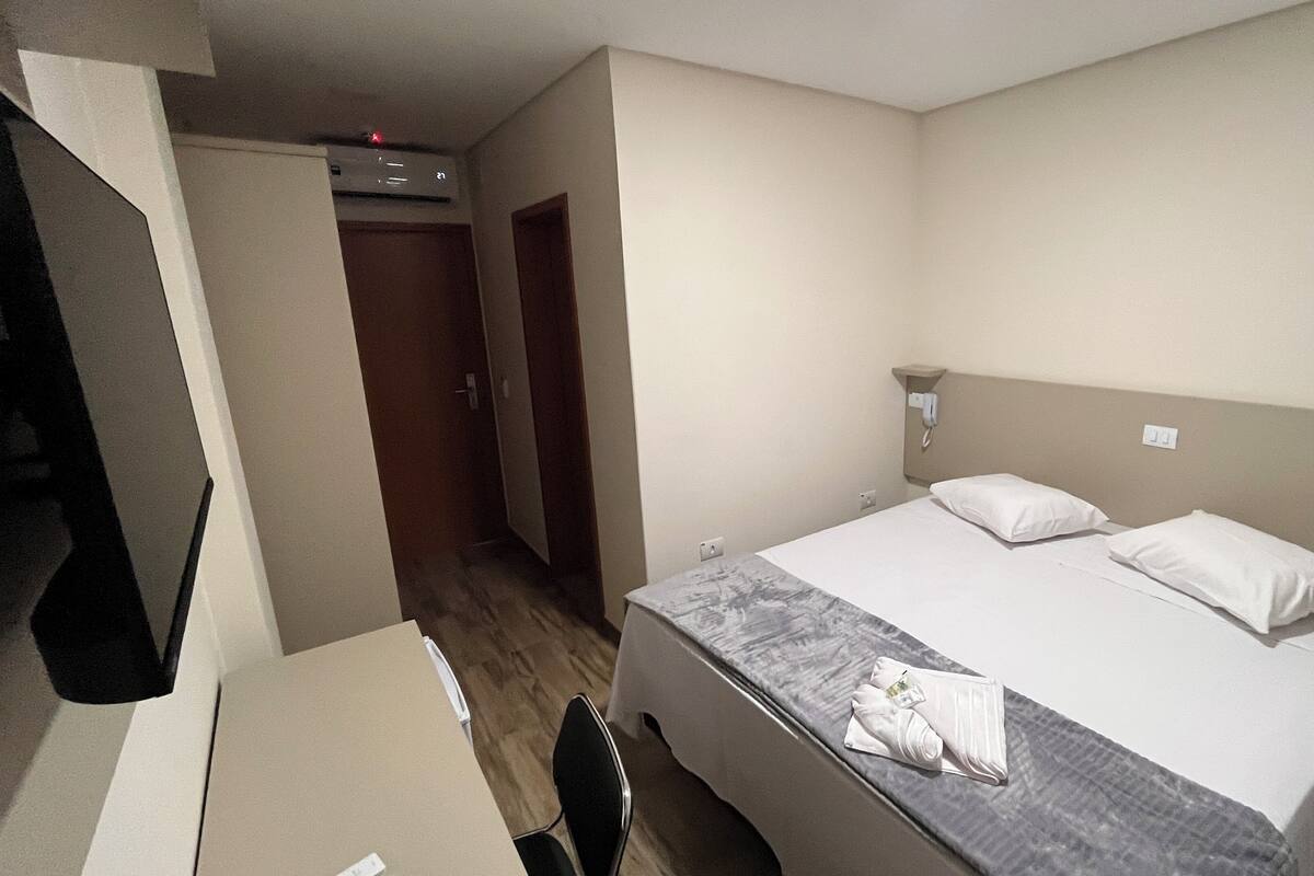 Habitación ejecutiva doble | Espacio para trabajar con un portátil, wifi gratis, ropa de cama