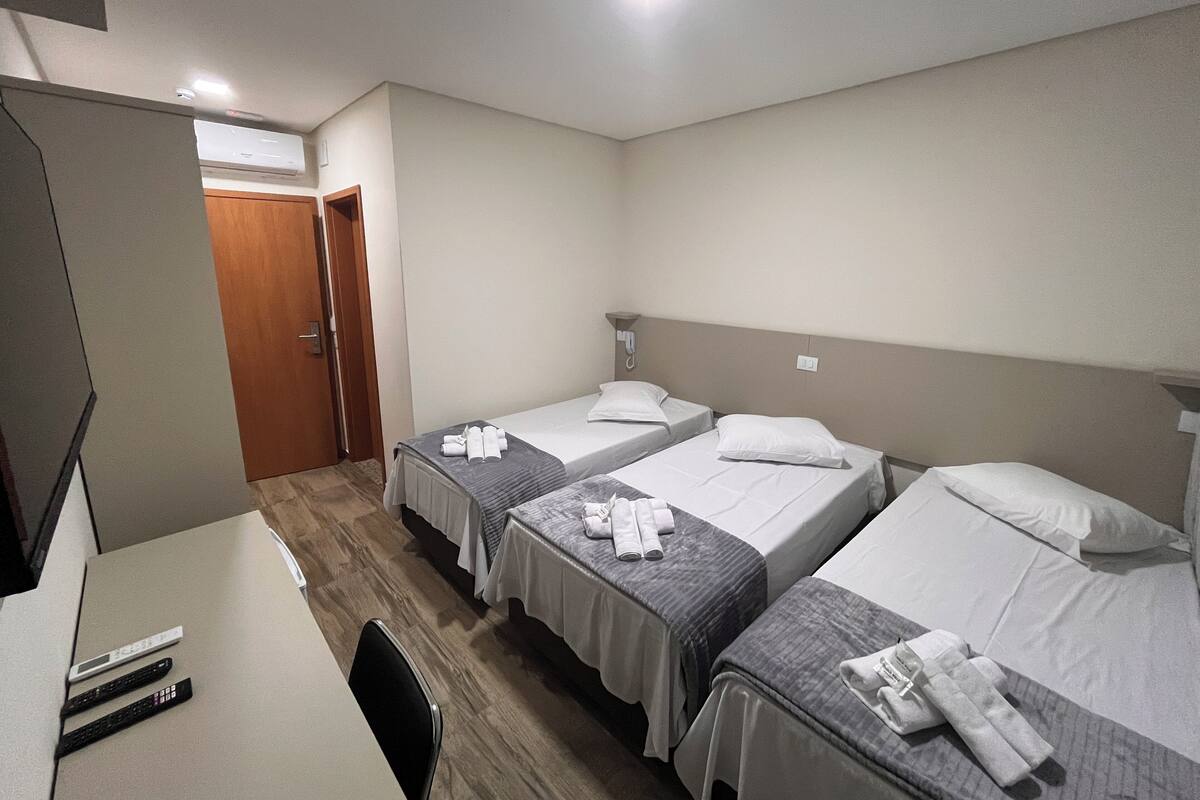 Habitación triple ejecutiva | Espacio para trabajar con un portátil, wifi gratis, ropa de cama