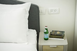 1 chambre, fer et planche à repasser
