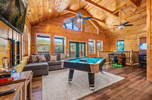 Smart TV, fireplace - NEW - Prime Location / Views / Private Pool & Hot Tub (Sevierville)