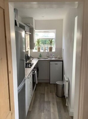 Private kitchen - Queens Cottage ~ A home base for a memorable stay (Salisbury)