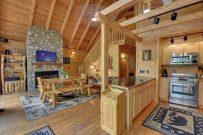 Dining - Lakefront Six Mile Vacation Rental w/ Dock (Six Mile)