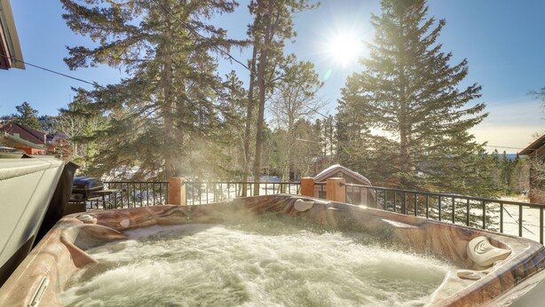 A hot tub surrounded by tall trees and a clear sky. - Cozy Lead Cabin w/ Deck < 1 Mi to Ski Slopes! (Lead)