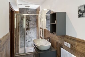 Shower, hair dryer, bidet - Located in the town center with ski deposit in front of ski bus. (Valtournanche)