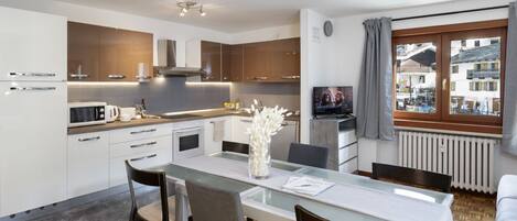 Kjøleskap, mikrobølgeovn, ovn og kokeplater