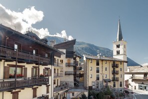 Exterior - Located in the town center with ski deposit in front of ski bus. (Valtournanche)