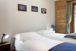 2 bedrooms, iron/ironing board, WiFi, bed sheets - Located in the town center with ski deposit in front of ski bus. (Valtournanche)