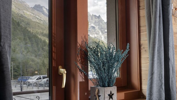 Interior - Located in the town center with ski deposit in front of ski bus. (Valtournanche)