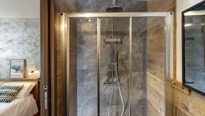 Room - Located in the town center with ski deposit in front of ski bus. (Valtournanche)