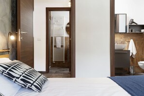 2 bedrooms, iron/ironing board, WiFi, bed sheets - Located in the town center with ski deposit in front of ski bus. (Valtournanche)
