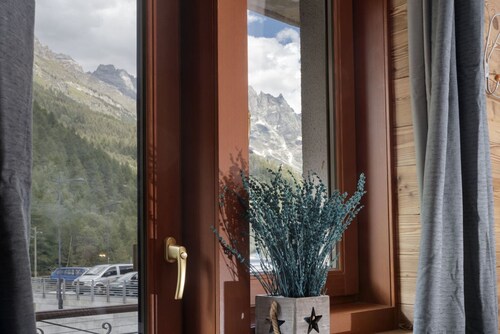 In the center of Valtournenche, walking distance ski bus and clubs