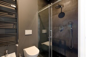 Shower, bidet - GuestHost - Bright, brand new Apartment- Milano Centrale (Milano)