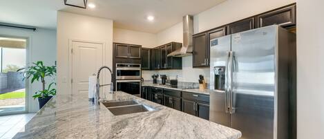 Fridge, microwave, stovetop, dishwasher