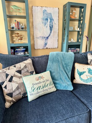 Smart-TV, DVD-Player, Tischfußball, Bücher