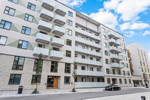 Exterior - Stockholm Stylish, Lovely, Amazing & Modern Apartment +Balcony +Patio +BBQ +Park (Stockholms län)