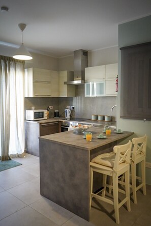 Kühlschrank, Mikrowelle, Ofen, Geschirrspüler