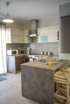 Kühlschrank, Mikrowelle, Ofen, Geschirrspüler