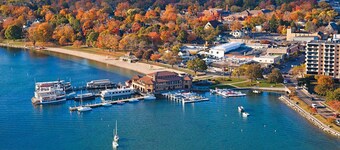 Near Naval Base! Ranch w Pool Table, Arcade, Netflix!