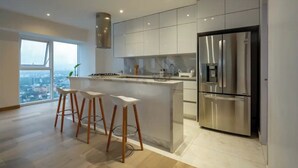 Luxury Apartment | Private kitchen | Full-size fridge, cookware/dishes/utensils, paper towels - PH DE DOBLE ALTURA CON VISTAS 180 (Mexico City)
