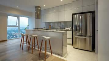Departamento de lujo | Cocina privada | Refrigerador con congelador, utensilios de cocina y toallas de papel