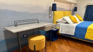A bedroom with a bed, a desk, a chair, and a nightstand. - Two rooms chiaia 37  (Napoli)