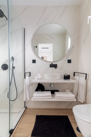Dusche, Haartrockner, Handtücher, Seife