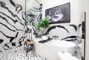 Dusche, Haartrockner, Handtücher, Seife