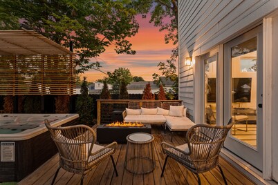 Container Pool | Wood Firepit | Chefs Kitchen | Hot Tub | EV Charging | BBQ