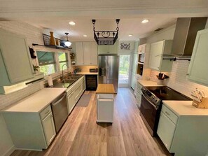 Fridge, microwave, oven, stovetop - Green Turtle A - Stuart - House (Stuart)