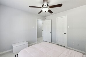3 chambres, fer et planche à repasser, Wi-Fi, draps fournis