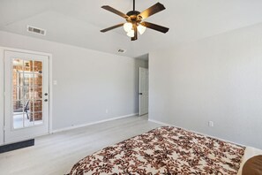 3 bedrooms, iron/ironing board, WiFi, bed sheets