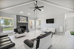 Télévision, cheminée