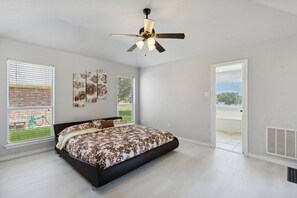 3 chambres, fer et planche à repasser, Wi-Fi, draps fournis