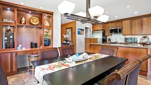 Dining - Fully Loaded 1 Bedroom 2 Bathroom Condo in Kihei, Maui!  (Kihei)