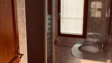 Douche, sĂšche-cheveux