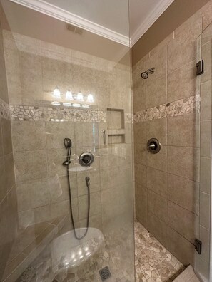 Shower, towels, soap, toilet paper - Boaters paradise.WALK TO YOUR VESSEL and eat at Marker 244. (Port Royal)