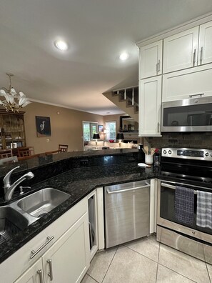 Paper towels, dining tables - Boaters paradise.WALK TO YOUR VESSEL and eat at Marker 244. (Port Royal)