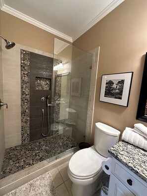 Shower, towels, soap, toilet paper - Boaters paradise.WALK TO YOUR VESSEL and eat at Marker 244. (Port Royal)