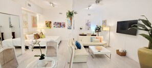 1 bedroom, WiFi, bed sheets - Stunning Art Studio at the Beach! (Ormond Beach)