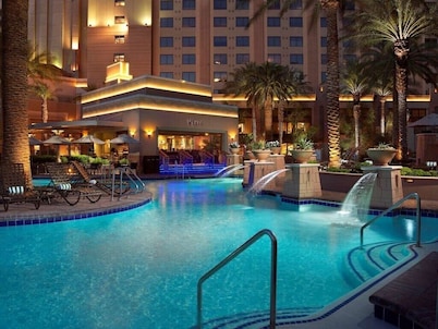 Las Vegas | Pool & Strip Access | Urban Comfort Stay